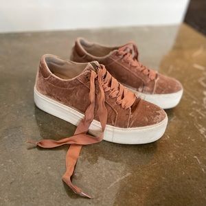 Size 7 Kenneth Cole Abbey Platform Sneaker
